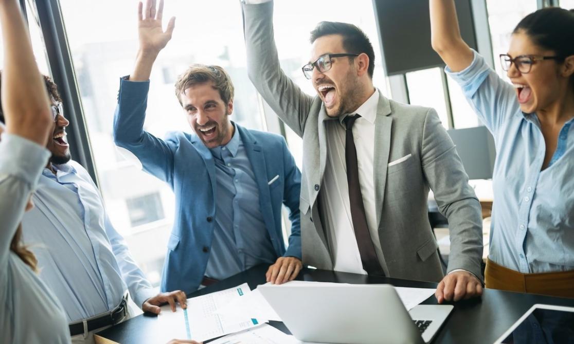 Environnement de travail collaboratif chez Venurix où les membres de l'équipe échangent sur des stratégies financières familiales