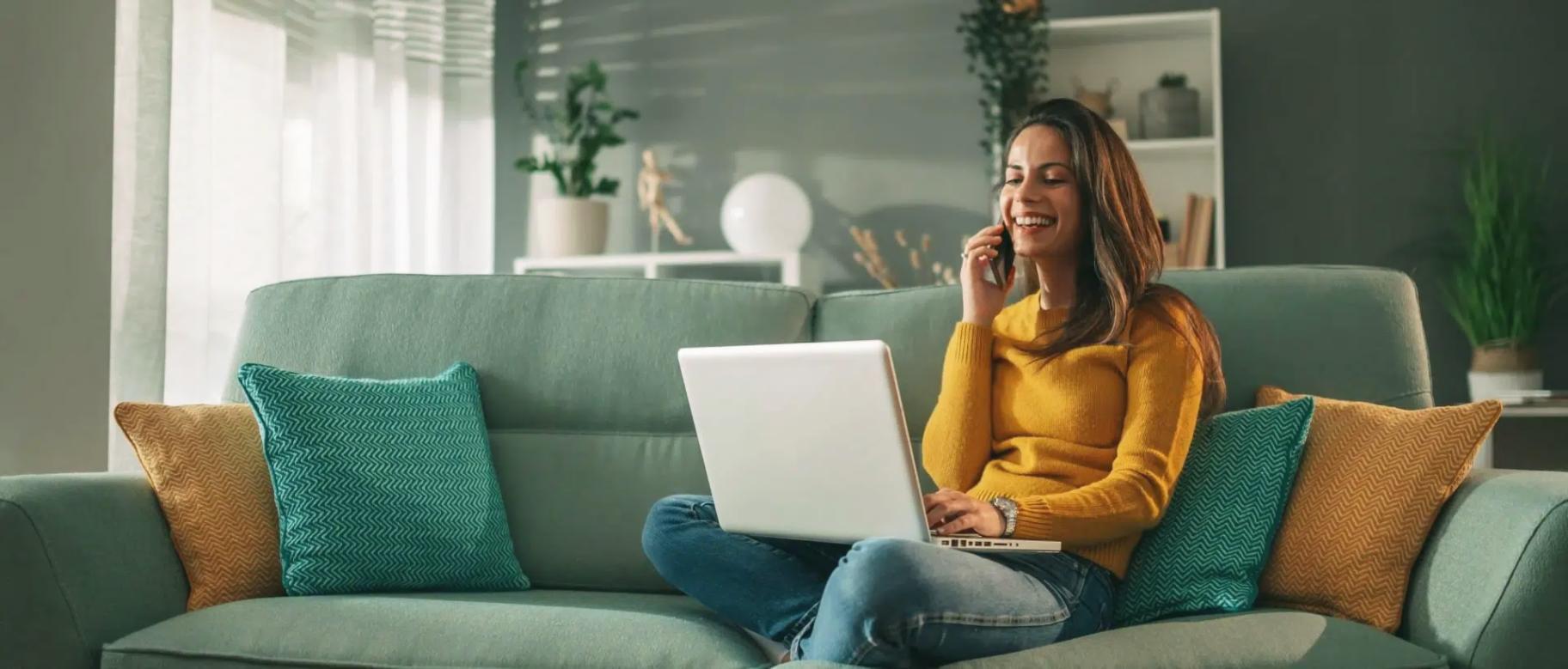 Équipe Venurix discutant avec une famille autour d'une table de planification financière