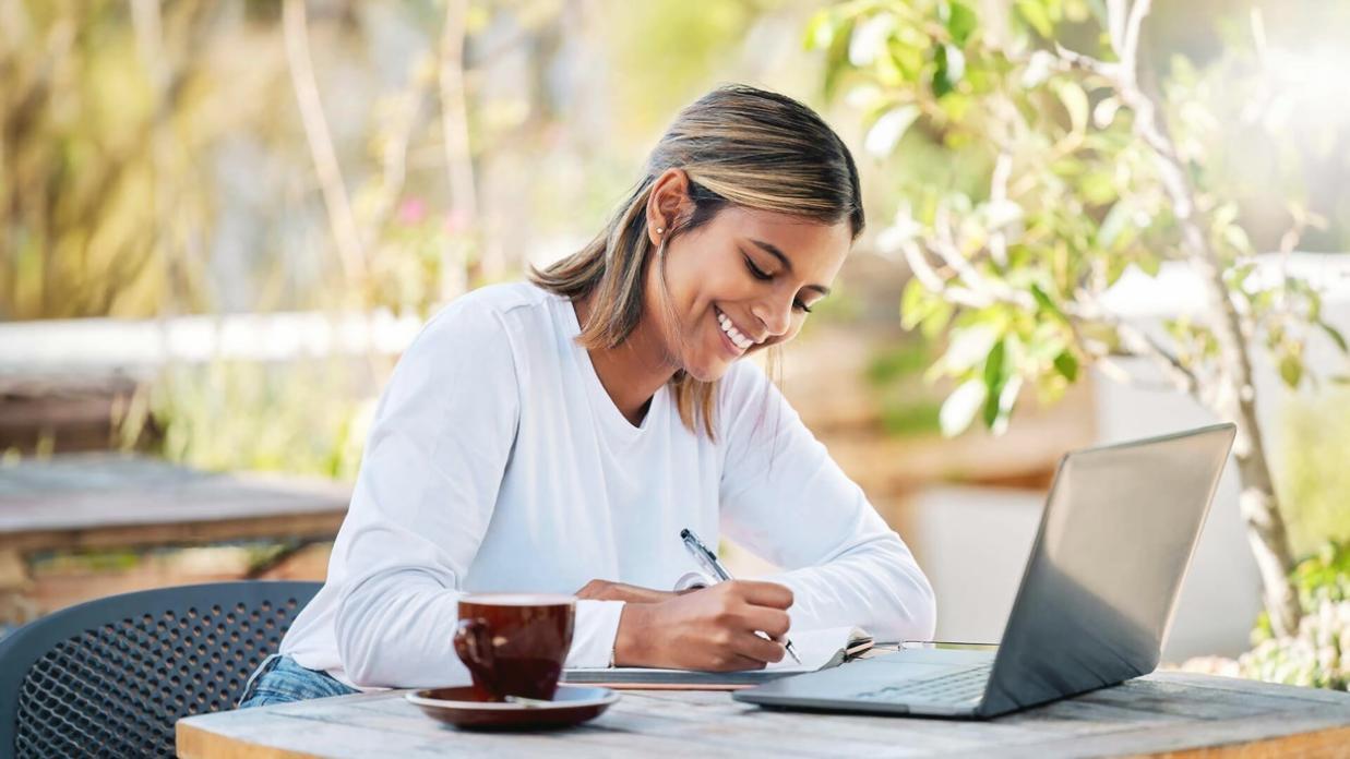 Parent et enfant regardant ensemble un écran montrant des graphiques financiers simples