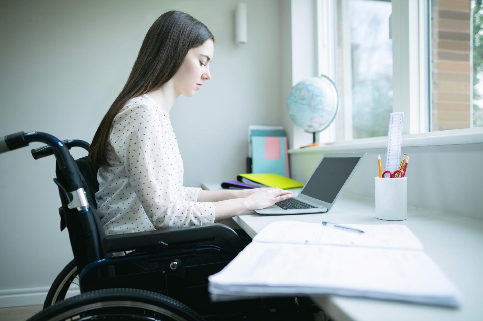 Espace de travail collaboratif de l'équipe Venurix avec environnement chaleureux
