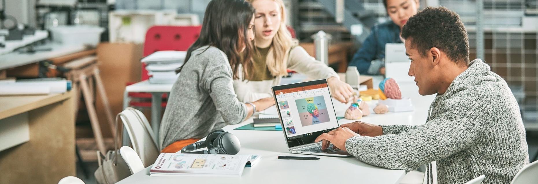 Réunion d'équipe Venurix avec conseillers discutant de stratégies client