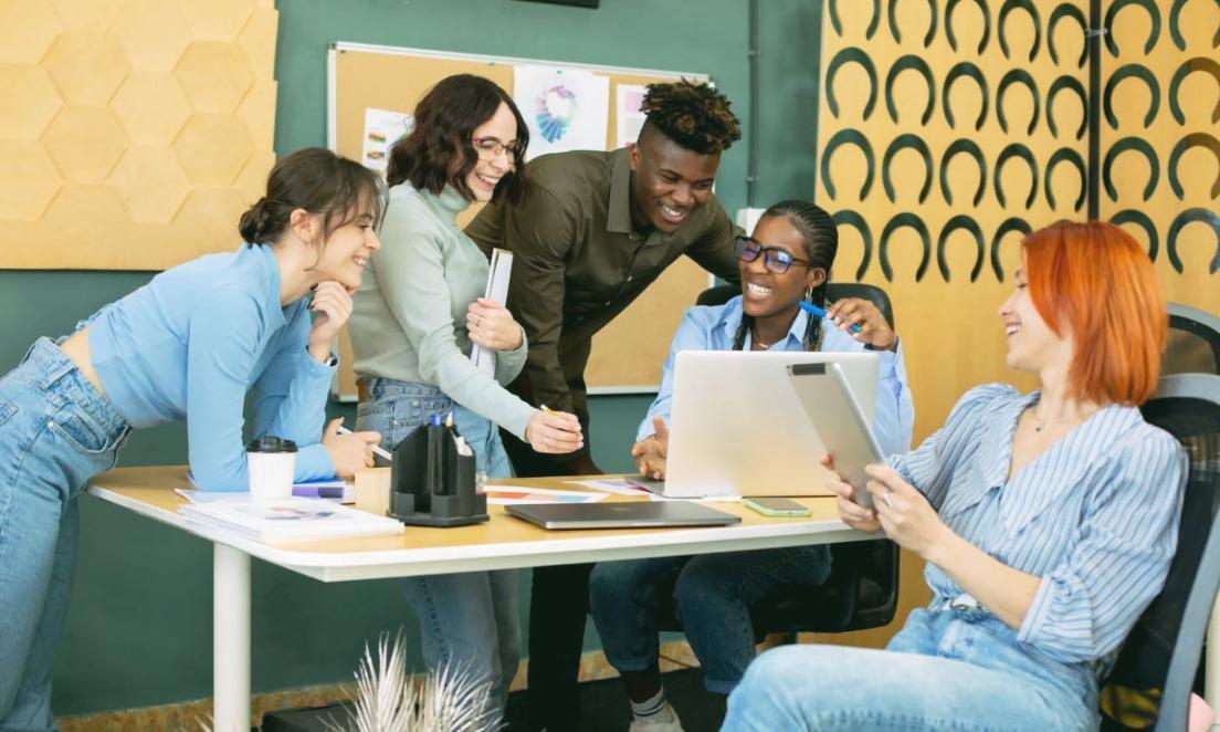 Personne analysant des documents financiers avec une calculatrice et des notes