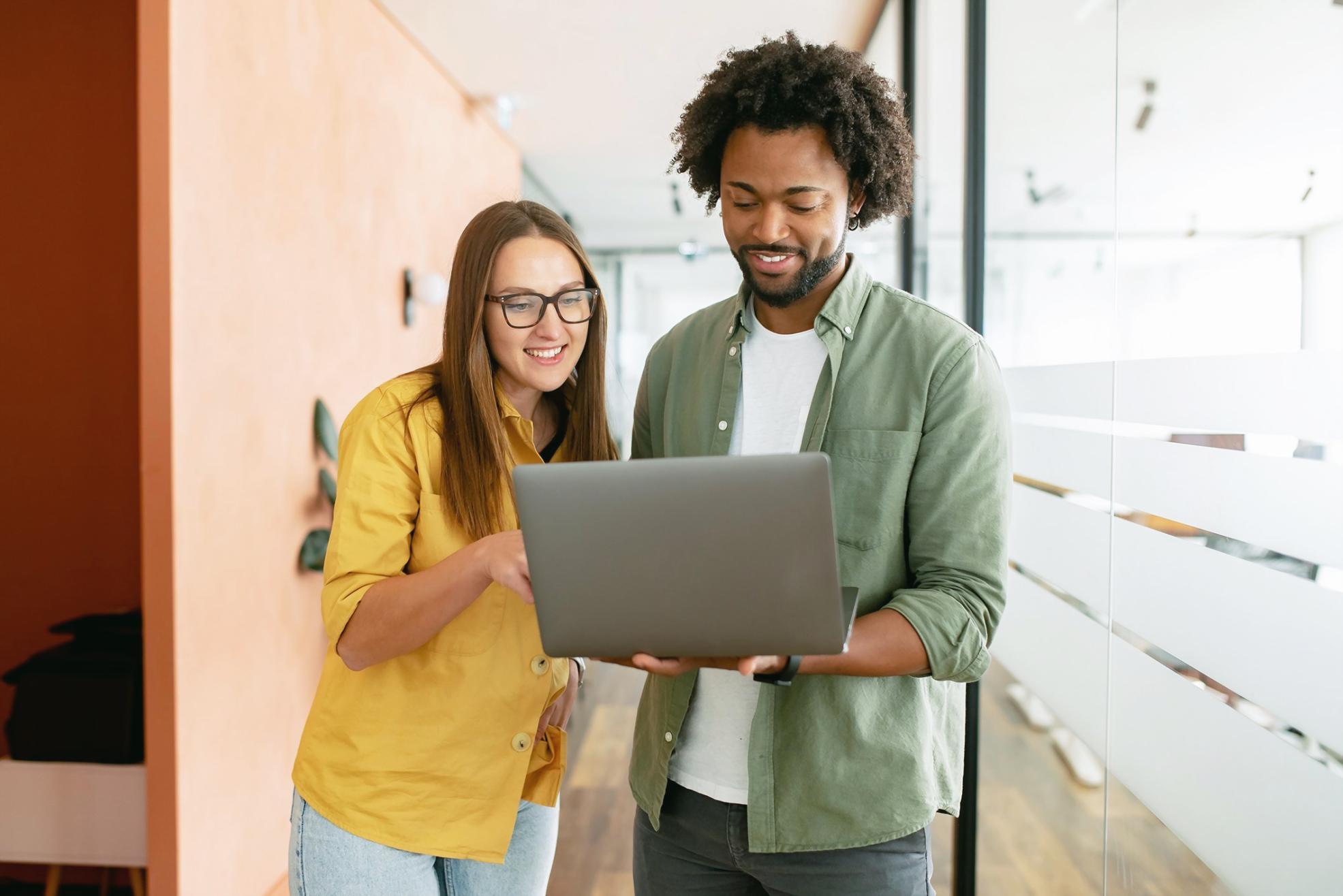 Famille discutant de leurs objectifs financiers ensemble