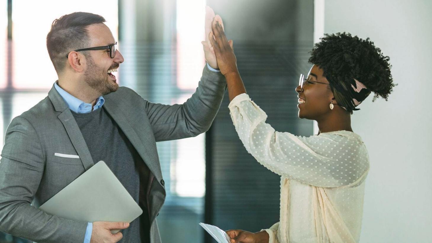 Conseiller Venurix expliquant des options d'investissement à une famille avec des documents clairs